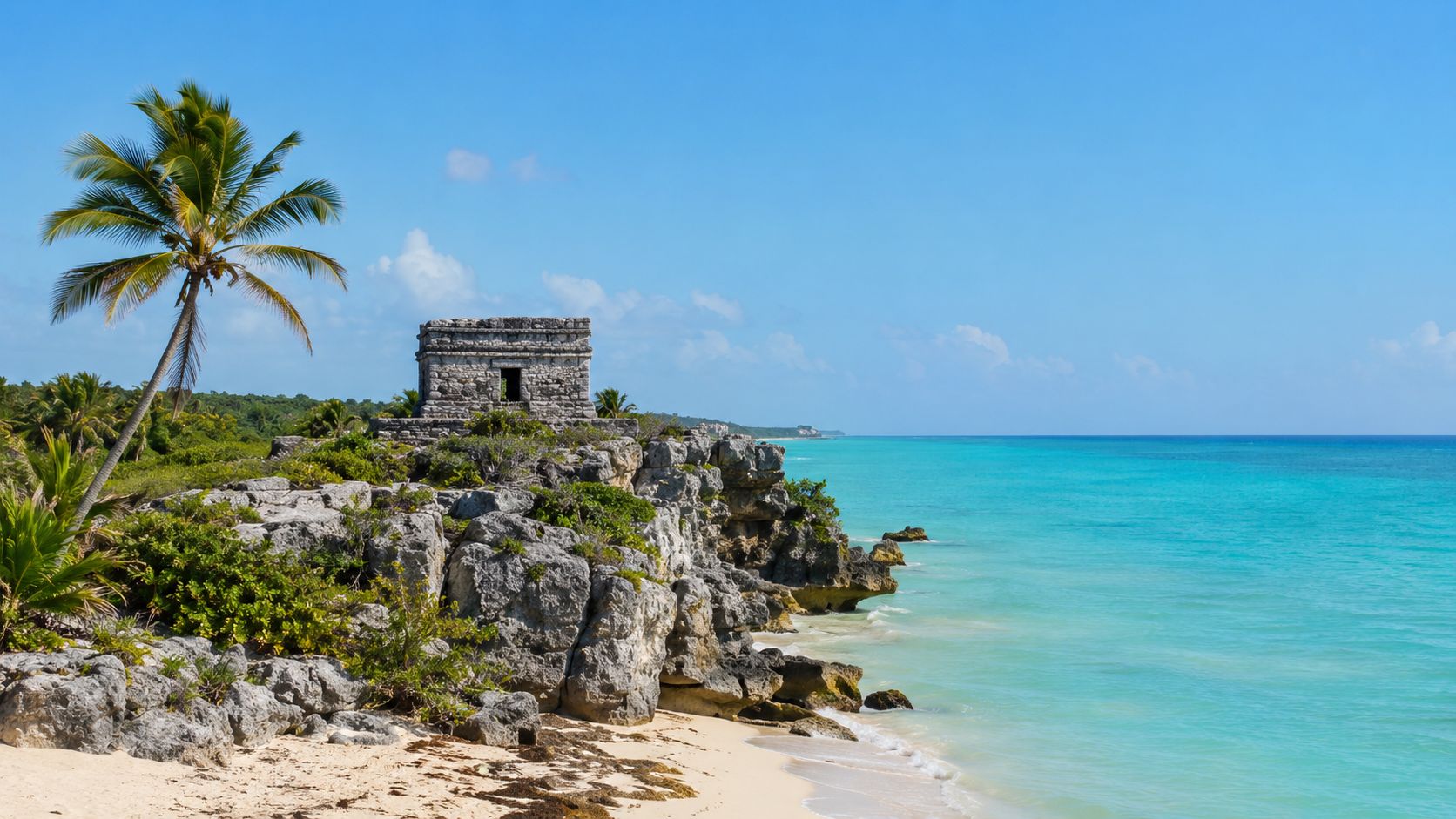 Antiguas ruinas mayas situadas sobre un acantilado rocoso frente al mar turquesa en la Riviera Maya.