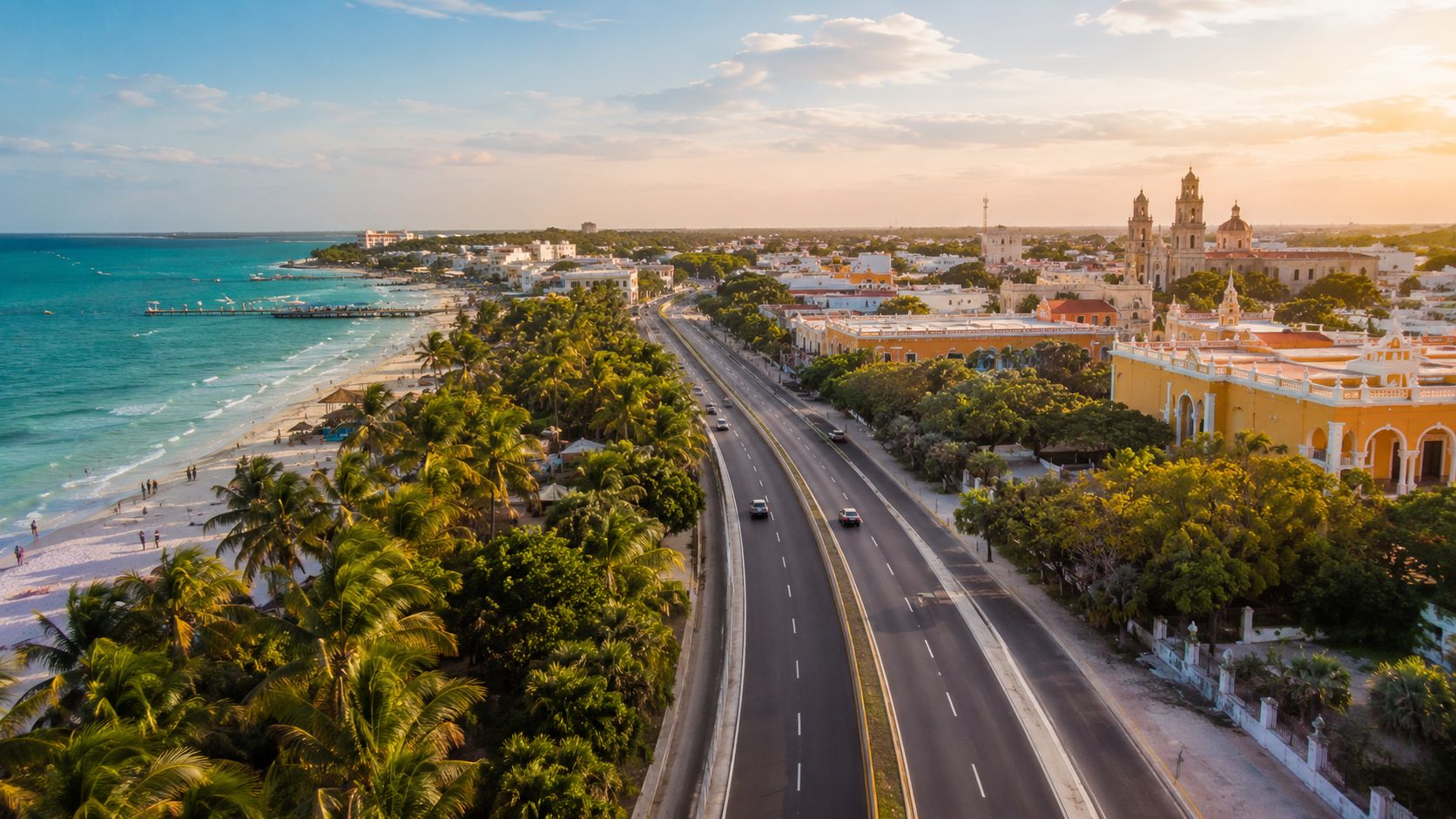 Vista aérea impresionante de una carretera costera bordeada de palmeras junto a una playa en México