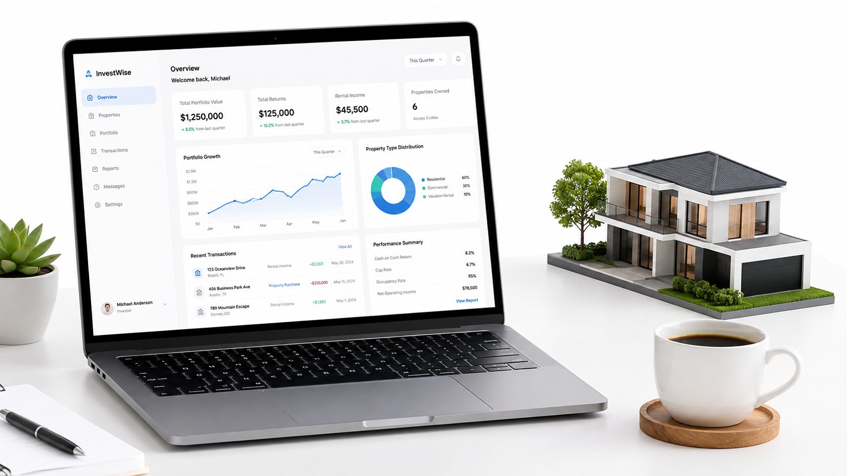 Una computadora portátil mostrando un panel de control de inversiones inmobiliarias junto a una pequeña maqueta de casa.